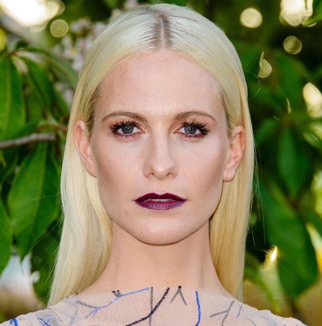 Inspírate en el labial cereza de Poppy Delevingne que contrasta con su piel de porcelana y su melena rubia
