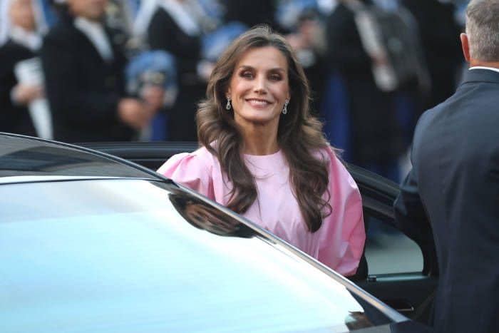 La Reina bajando del coche para acudir al concierto Premios Princesa de Asturias 2023