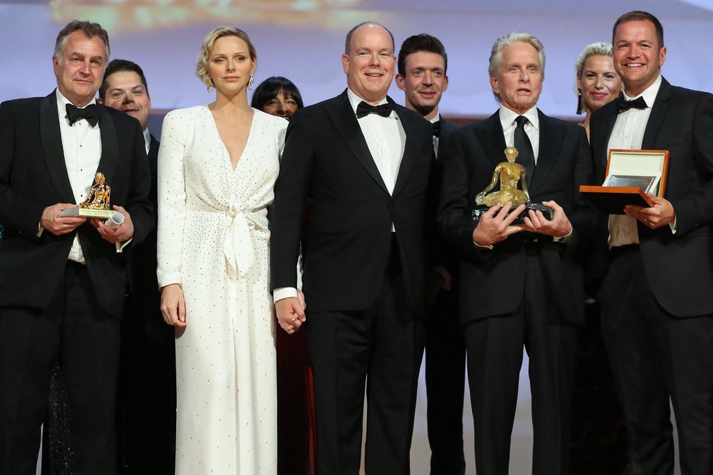 Alberto y Charlene de Mónaco entregan a Michael Douglas el premio Ninfa de Oro del Festival de Televisión de Montecarlo