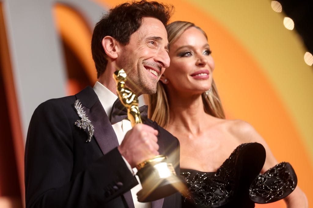 El actor Adrien Brody y la diseñadora Georgina Chapman en la fiesta de los Oscars de Vanity Fair