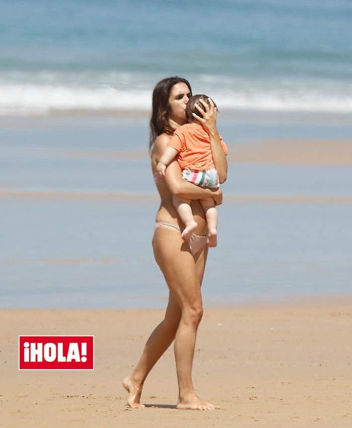 Elena Furiase y familia en la playa