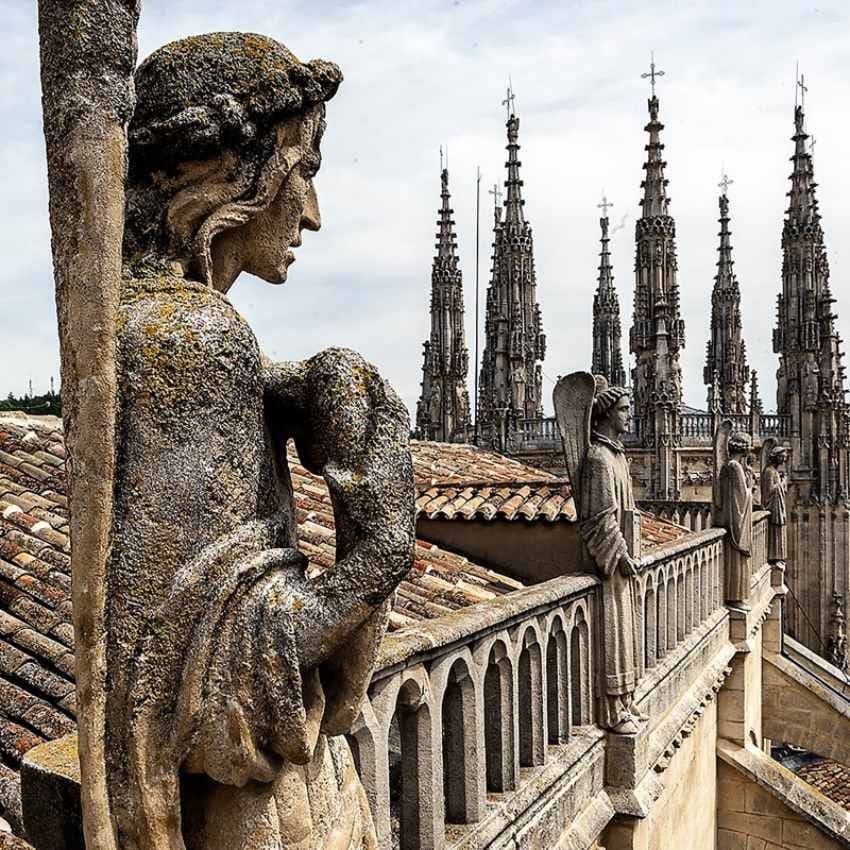 Insuperable juego de volúmenes de la Catedral y sus torres visto desde el exterior.