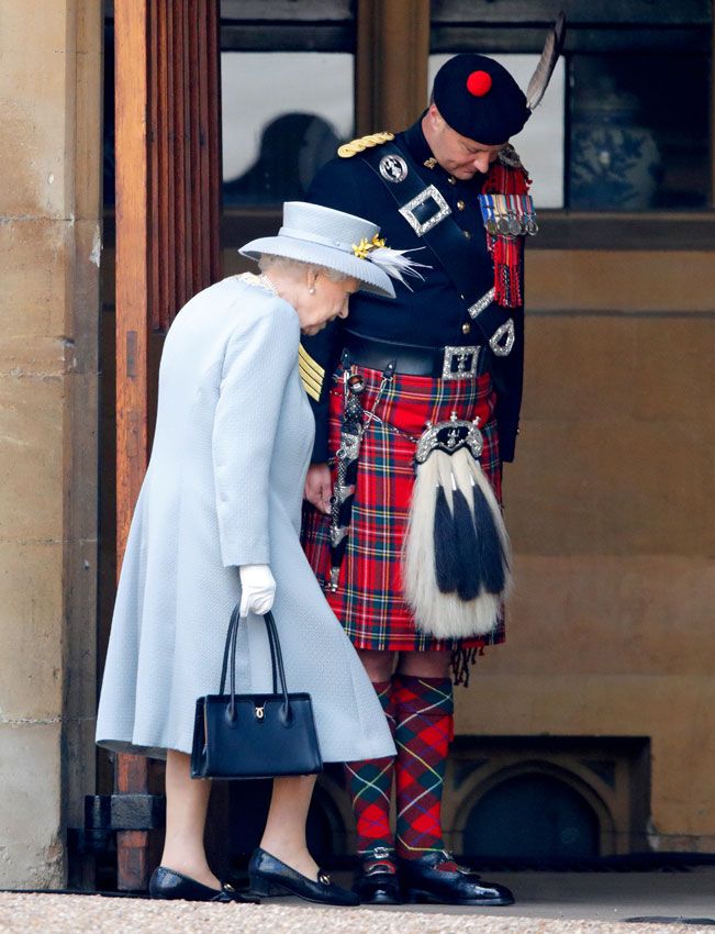 Isabel II con su gaitero