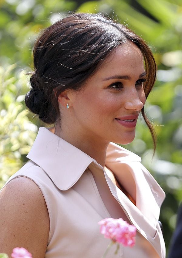 meghan markle recogido mechones