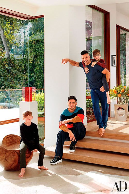 Ricky Martin y su familia en su mansión de  Beverly Hills