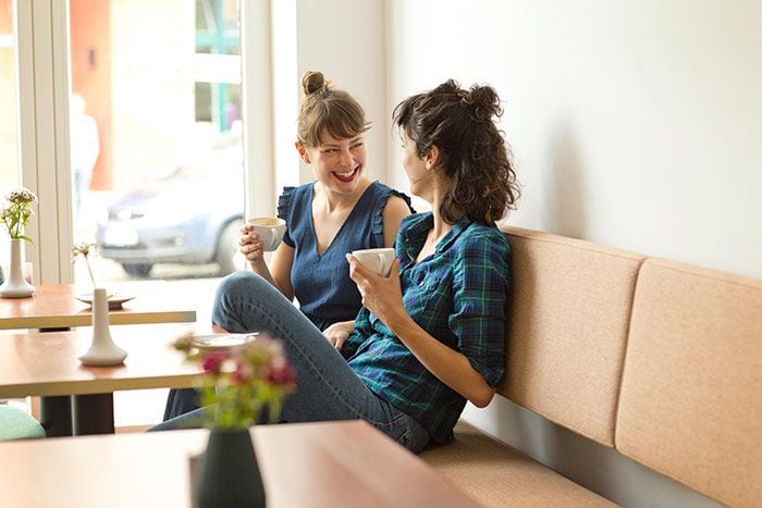 dos amigas tomando un café