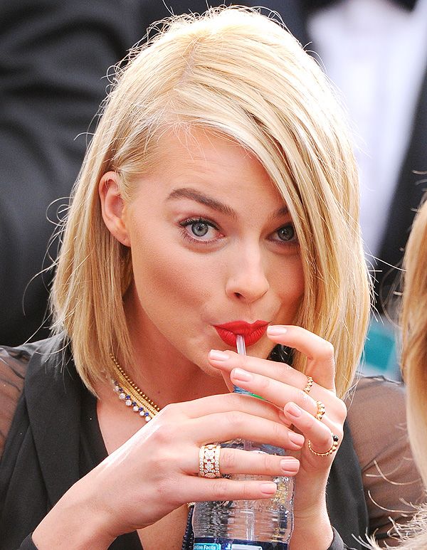 Simpática instantánea de Margot Robbie, que tiene unos de los labios más sensuales de Hollywood y sabe cómo sacarles el máximo partido.
