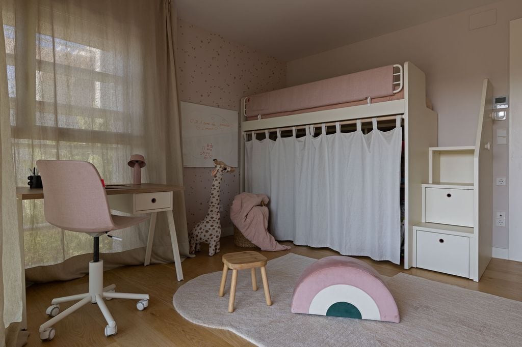 Dormitorio infantil en rosa y arena, con cama tipo litera