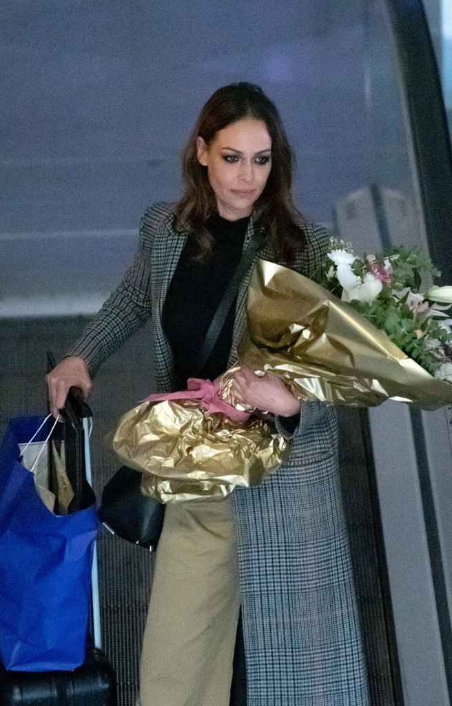 Eva González regresa a Sevilla el día de su cumpleaños con un ramo de flores, a 6 de noviembre de 2024, en Madrid  