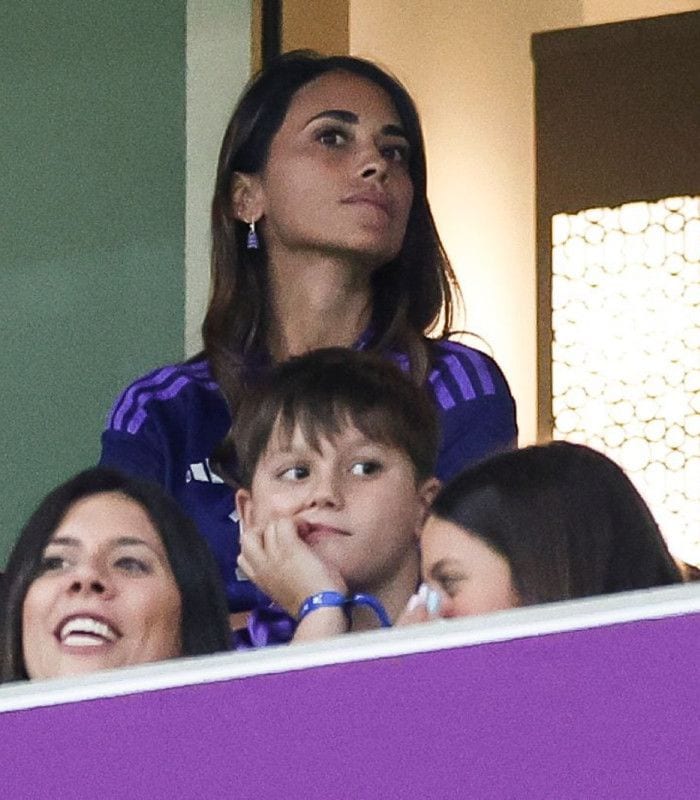 Antonela Roccuzzo junto a sus hijos Thiago, Mateo y Ciro en Qatar