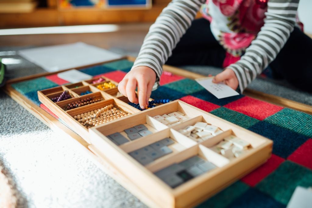 Niño jugando con material Montessori