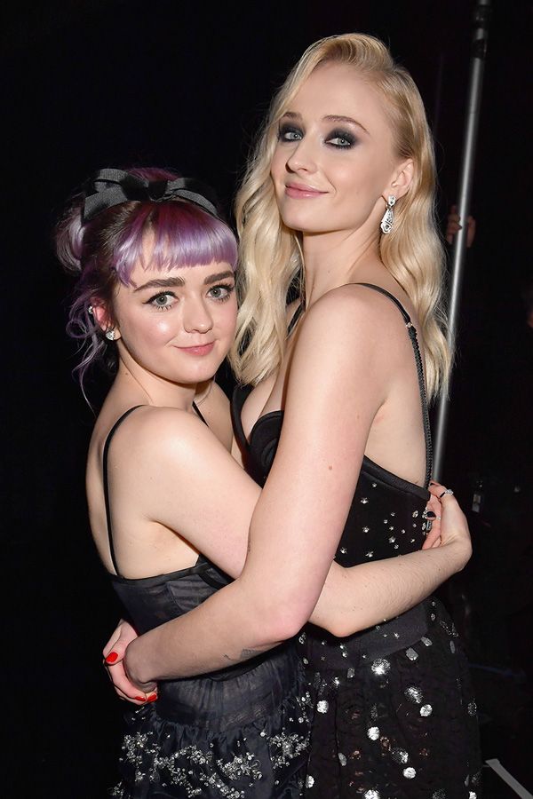 Sophie Turner y Maisie Williams