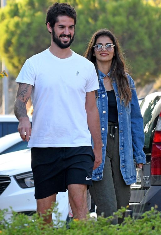 ¡Todo sonrisas! Isco Alarcón y Sara Sálamo pasean su amor por Málaga