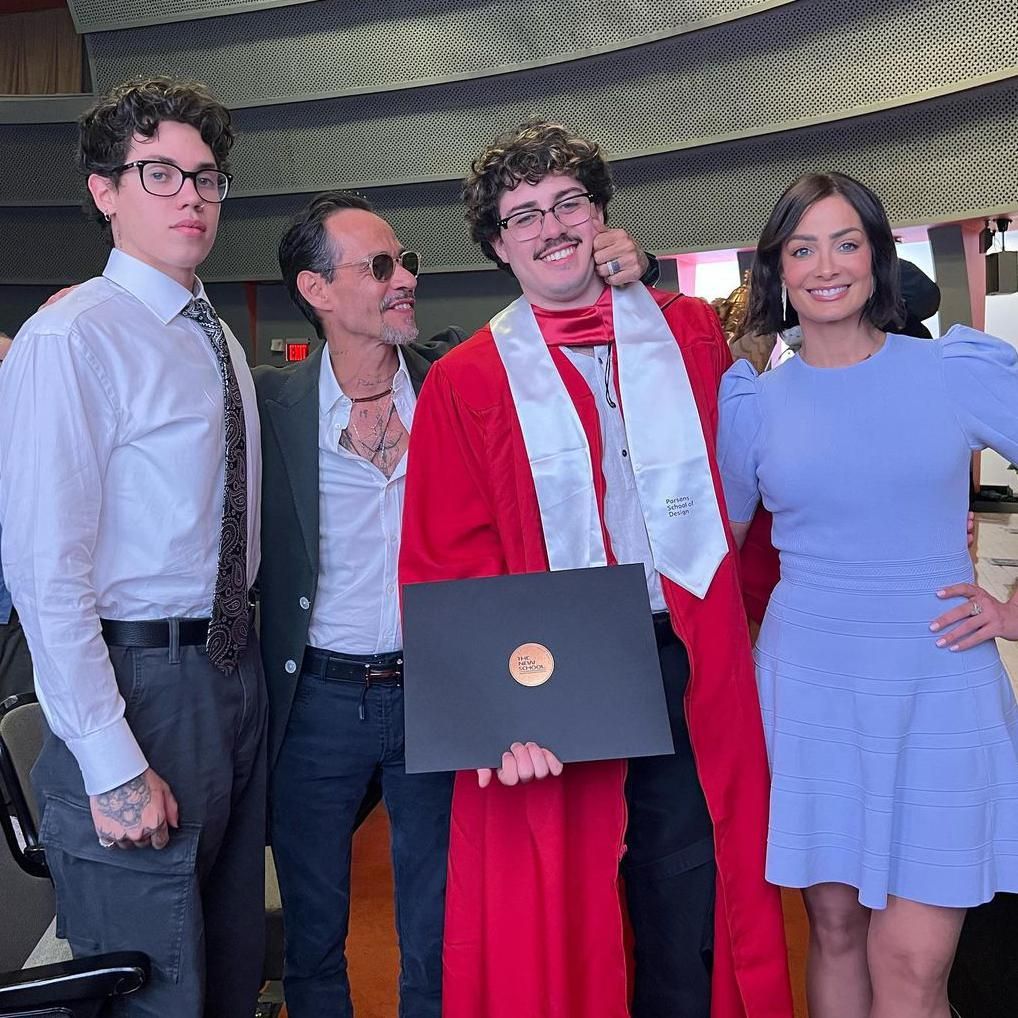 Marc Anthony y Dayanara Torres en la graduación de su hijo