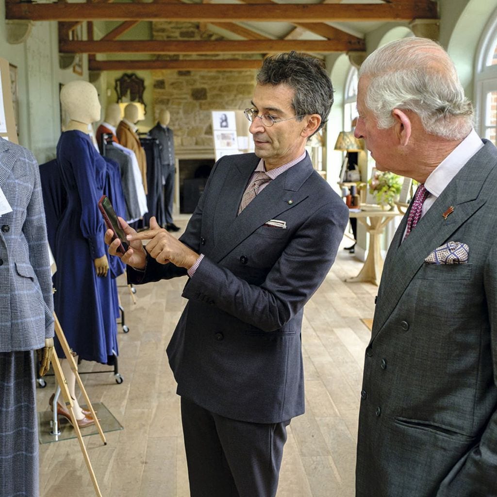 
El príncipe Carlos de Inglaterra, junto a Federico Marchetti, presidente y consejero delegado de YOOX Net-a-Porter, y su equipo de artesanos.
