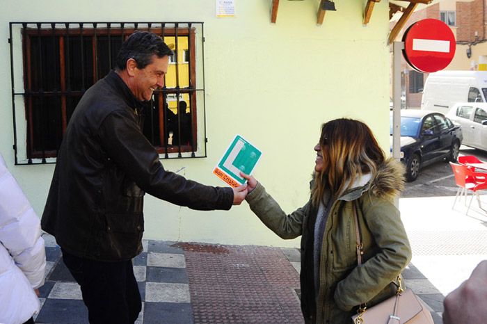 En plena calle, Isa Pantoja ha recogico la 'L' propia de los conductores nóveles
