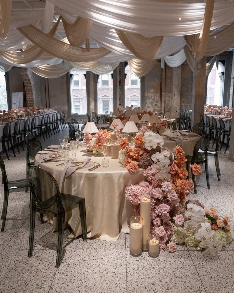 Decoración de mesas de boda arcoíris pastel