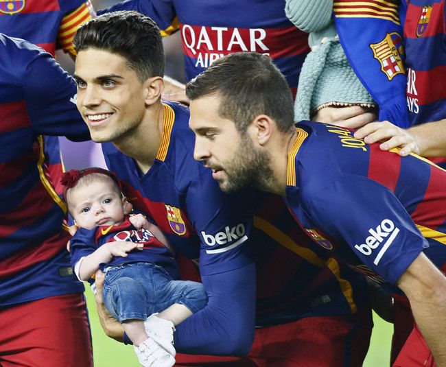 Vesitda con su propia camiseta del Barça, la pequeña Gala estaba para comérsela con unos pantalones vaqueros, zapatillas de deporte blancas y una diadema roja con una flor
