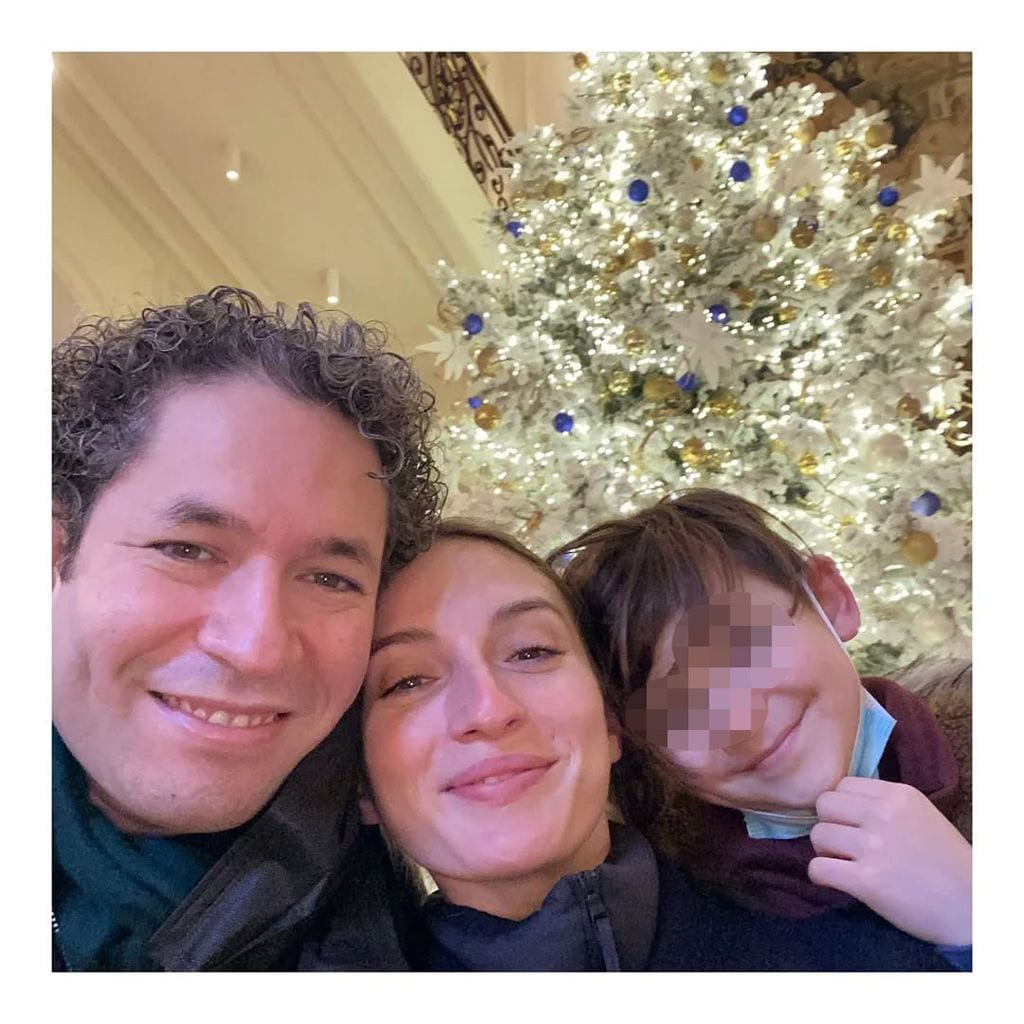 María Valverde con Gustavo Dudamel y el hijo del músico, Martín