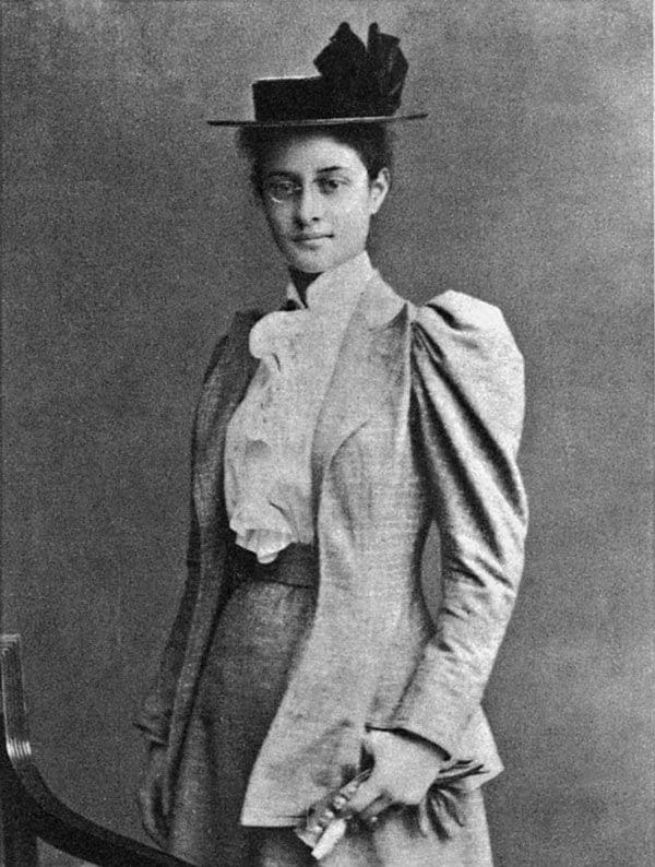 En 1891 el rey Kālakua moría durante un viaje a los Estados Unidos. Al no haber tenido hijos, la corona hawaiana pasó a manos de su hermana, la princesa Liliokalani, ya sexagenaria y sin descendencia. De este modo, la princesa Ka’iulani, sobrina de la Reina, fue designada como Heredera al trono de Hawái.
