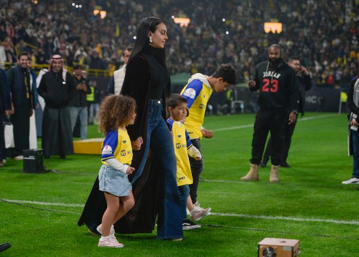 Georgina con sus niños en Arabia Saudí