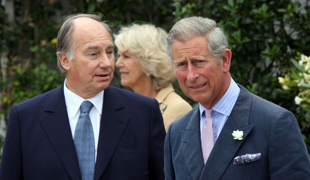 Carlos III, entonces príncipe de Gales, con el Aga Khan IV, padre del actual, en una exposición sobre arte islámico en la fundación del propio Aga Khan en Londres en el año 2007