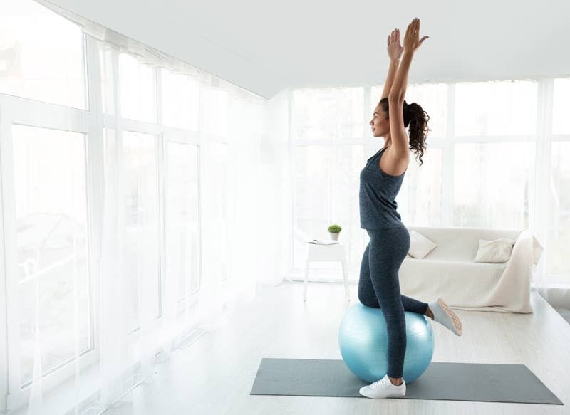 mujer deporte casa