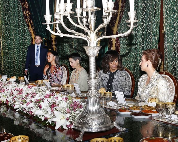 Es habitual que durante el Ramadán los visitantes extranjeros, aunque estén exentos del ayuno musulmán, sean agasajados con un banquete típico de este mes, en el que no pueden faltar la harira (una tradicional sopa de carne y verduras), la leche, los dátiles, los huevos y la shabakiya o pestiños fritos con miel
