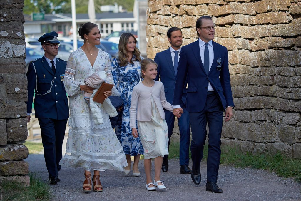 Victoria y Daniel de Suecia llegan a la celebración en compañía de la princesa Estelle y de los príncipes Carlos Felipe y Sofia de Suecia, en el año 2020 en Borgholm