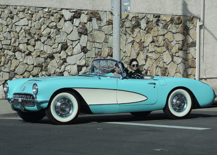 Kendall Jenner con su espectacular Corvette de los años cincuenta en azul turquesa y blanco
