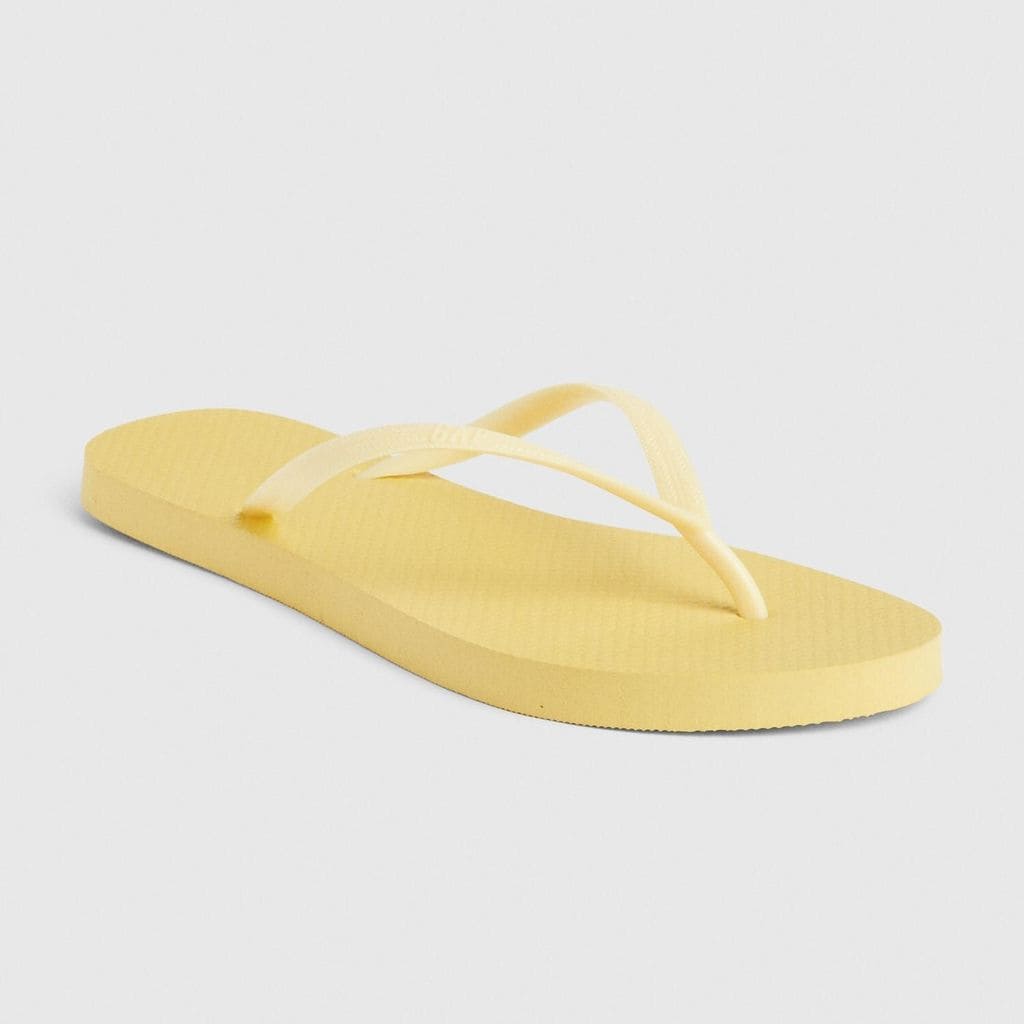 7 prendas en amarillo pastel rubber flip flops de gap