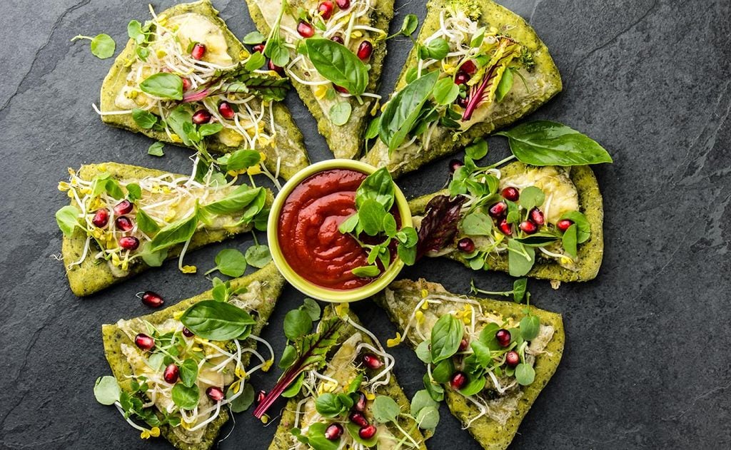 Pizza con base de brócoli y espinaca con salsa de tomate casera