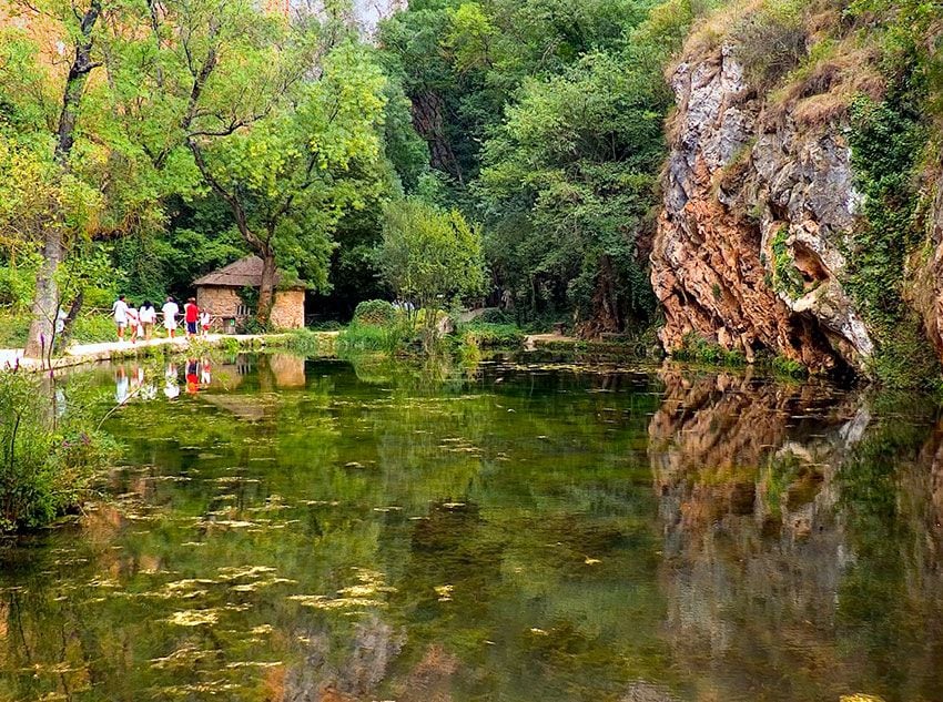 monasterio-de-piedra-lago-del-espejo