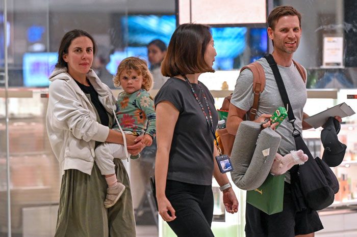 Una familia llegando a Singapur