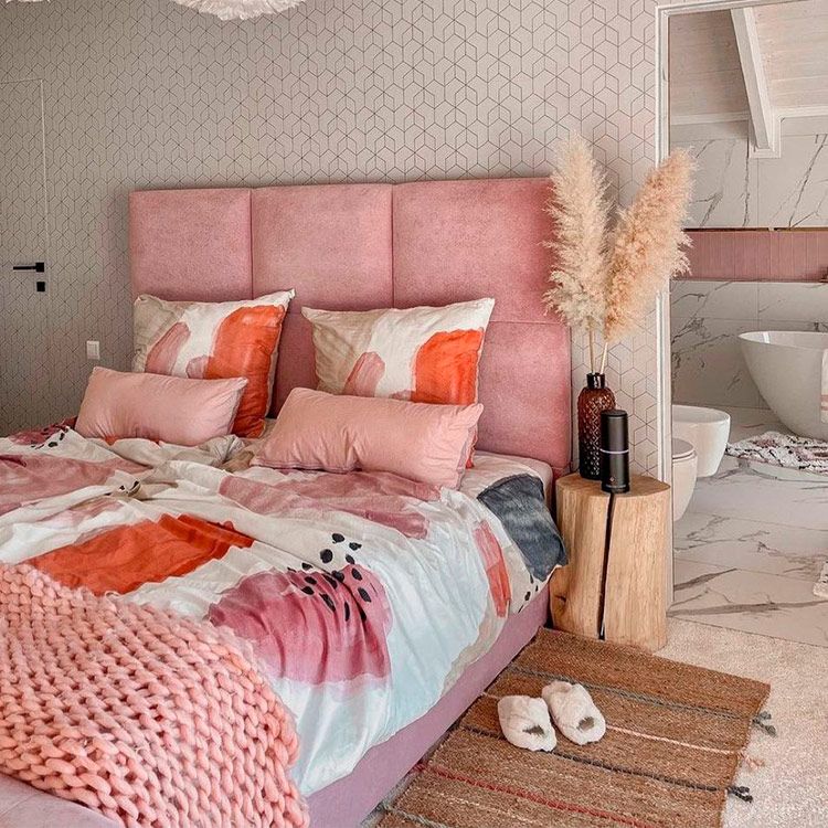 Habitación con ropa de cama en rosa