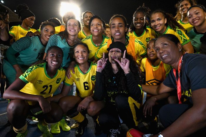Cedella Marley junto a la selección femenina de fútbol de Jamaica