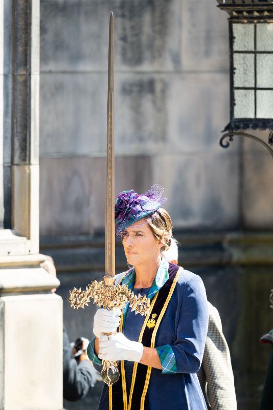 Katherine Grainge portando la espada de la coronación de Carlos III