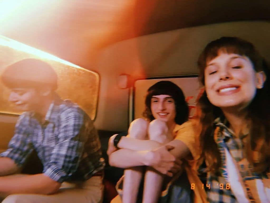 Millie ha explicado que, pese a su problema para hacer amigos, logró trabar amistad con Noah fuera del plató y que su relación también es muy buena con Finn 