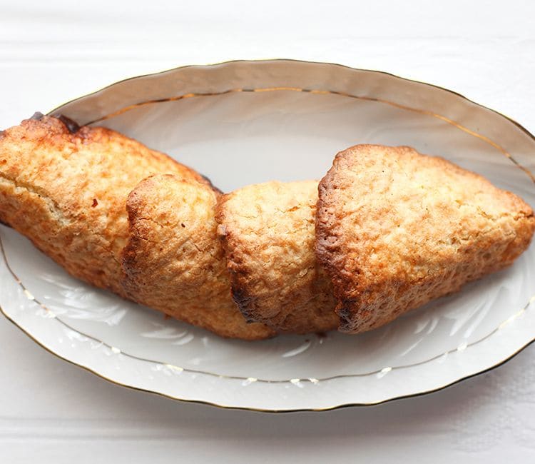 Tejas de almendra en un plato