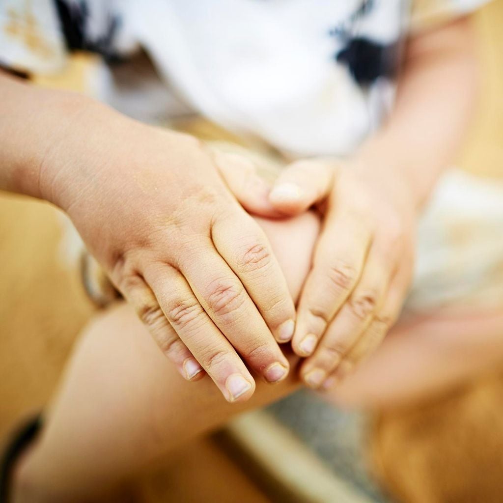 Niño se toca la rodilla