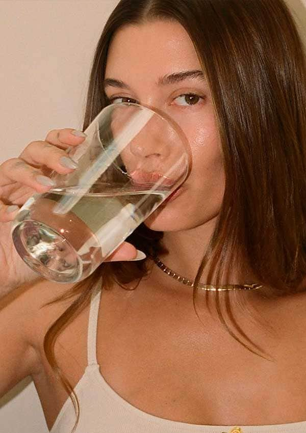 hailey bieber agua