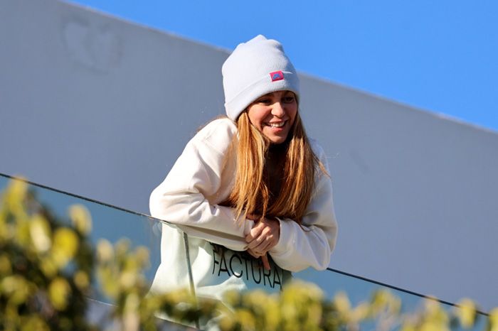 Shakira se asoma al balcón de su casa
