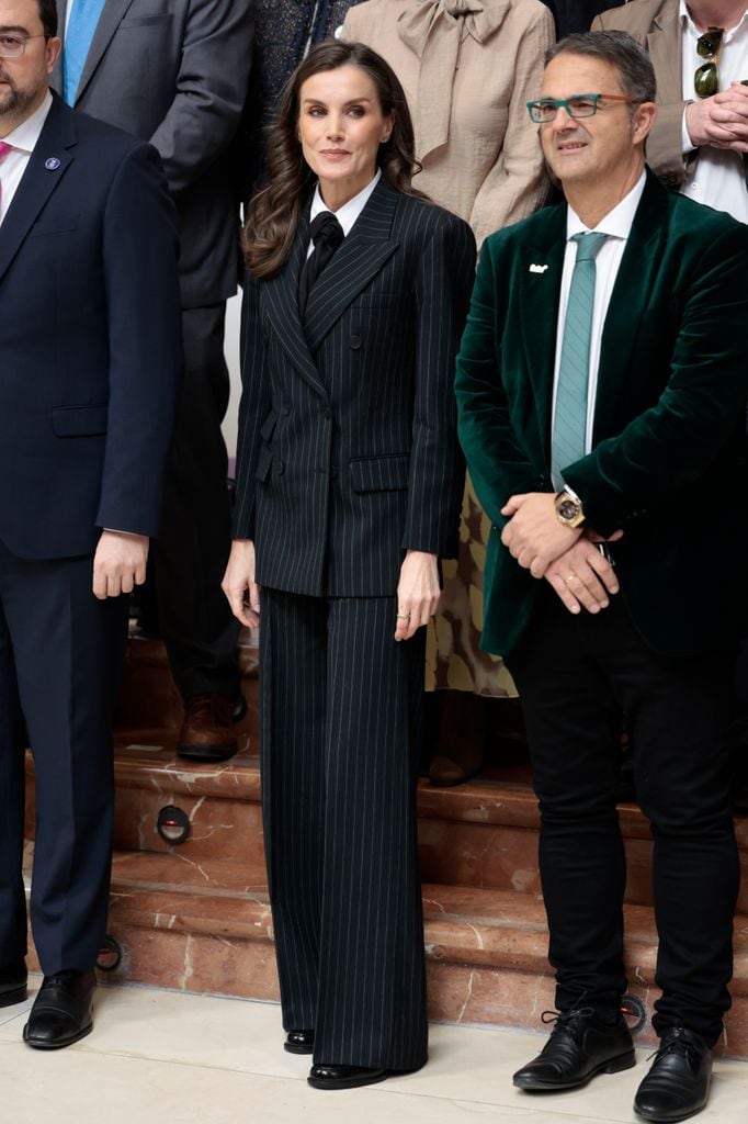 La reina Letizia cambia de registro con un traje masculino de raya diplomática y un pañuelo como corbata