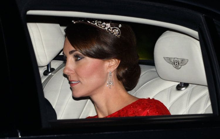 Todos los focos de la noche estaban puestos en la duquesa Kate, desde que salió a bordo de un Bentley junto al príncipe Guillermo, rumbo al Palacio de Buckingham 
