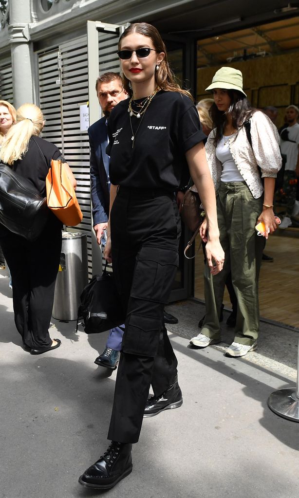 gigi hadid con pantalones cargo