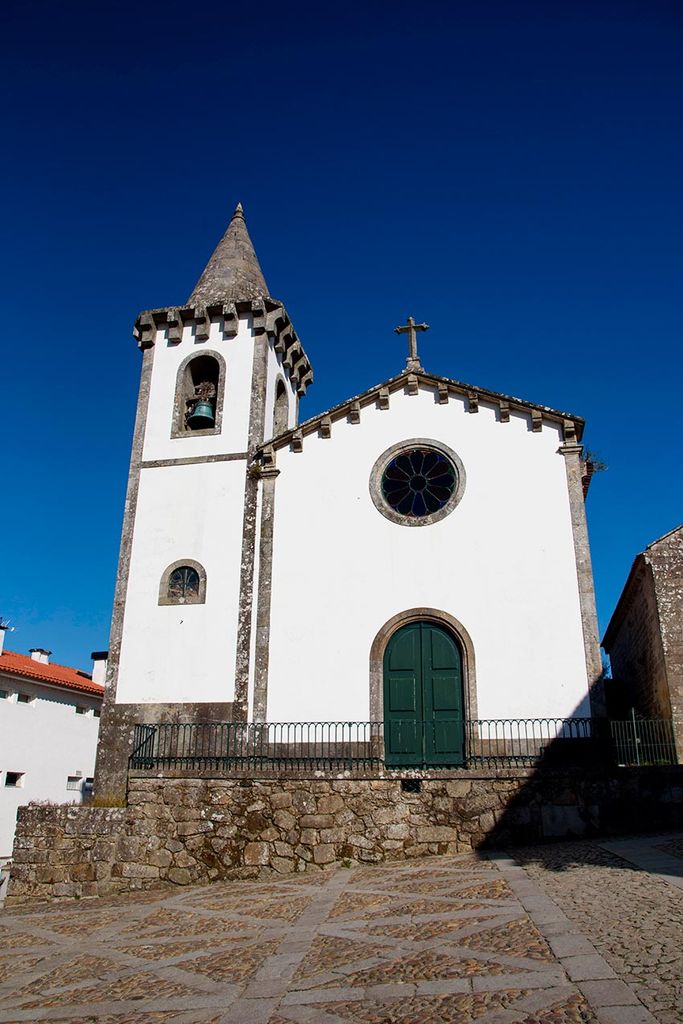 Iglesia blanca de Santa María de los Ángeles en Valença do Miño, Portugal