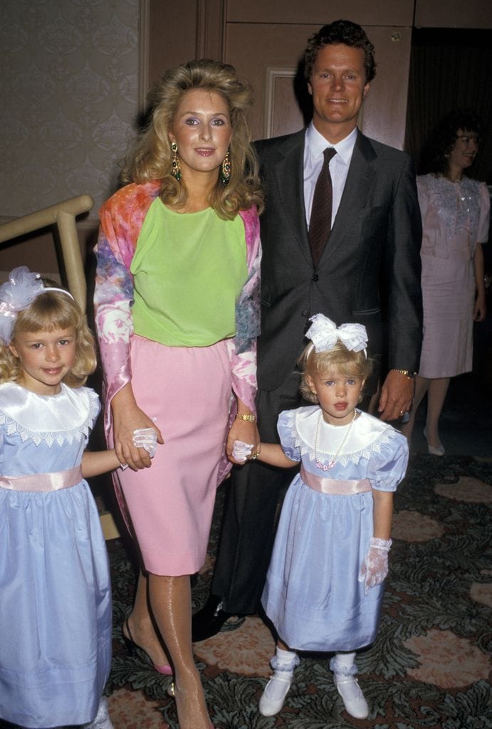 Paris Hilton con su hermana Nicky y sus padres, Kathy y Rick Hilton en una foto de 1987.