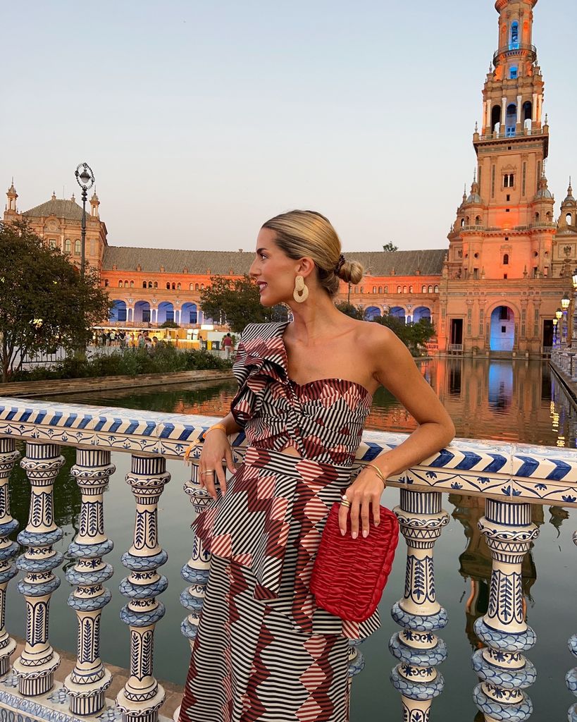 Look de invitada con accesorios dorados