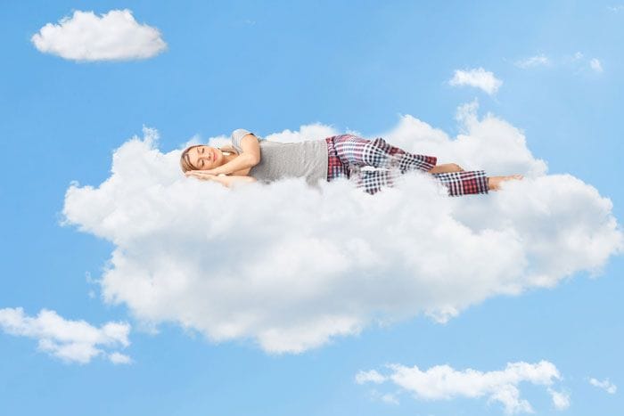 mujer durmiendo sobre las nubes