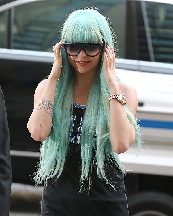 Amanda Bynes con una peluca verde